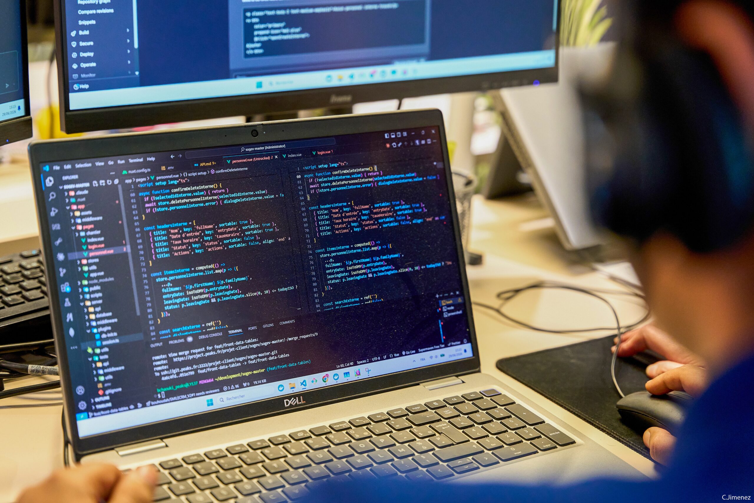 Équipe de développeurs PEAKS en réunion de travail collaborative